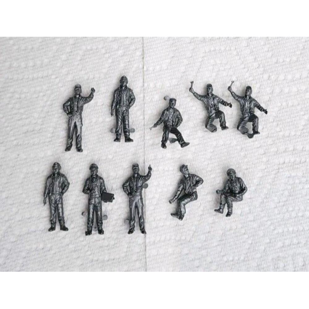 1/48 MONOGRAM B-17G GROUND CREW FIGURE LOT OF TEN (10) UNPAINTED